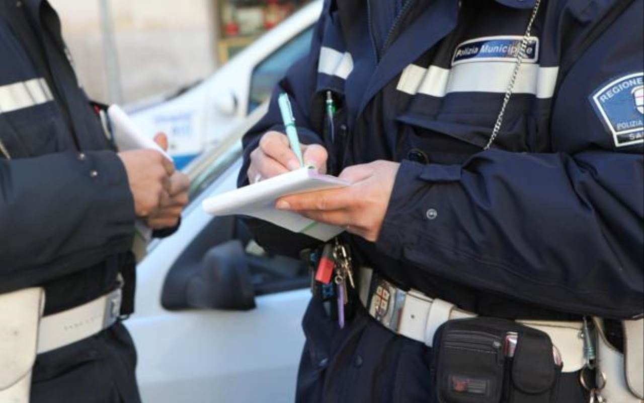 Insulta i vigili, denunciata