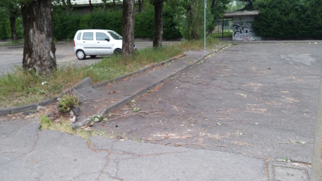 Desio, cade e si rompe la caviglia