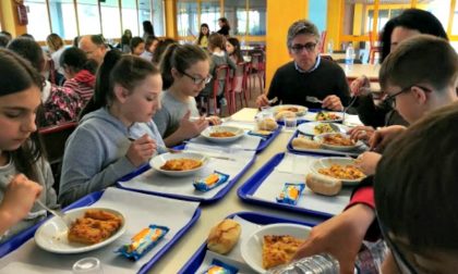 Il sindaco Edoardo Mazza pranza alla mensa scolastica