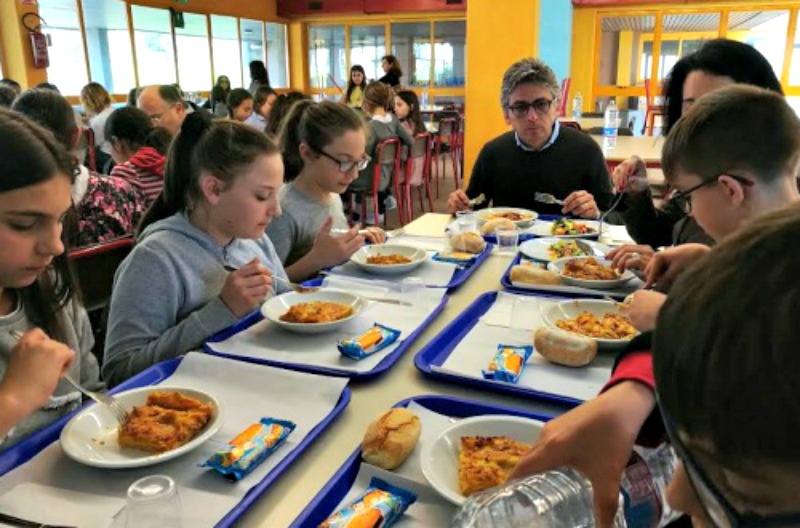 Il sindaco Edoardo Mazza pranza alla mensa scolastica