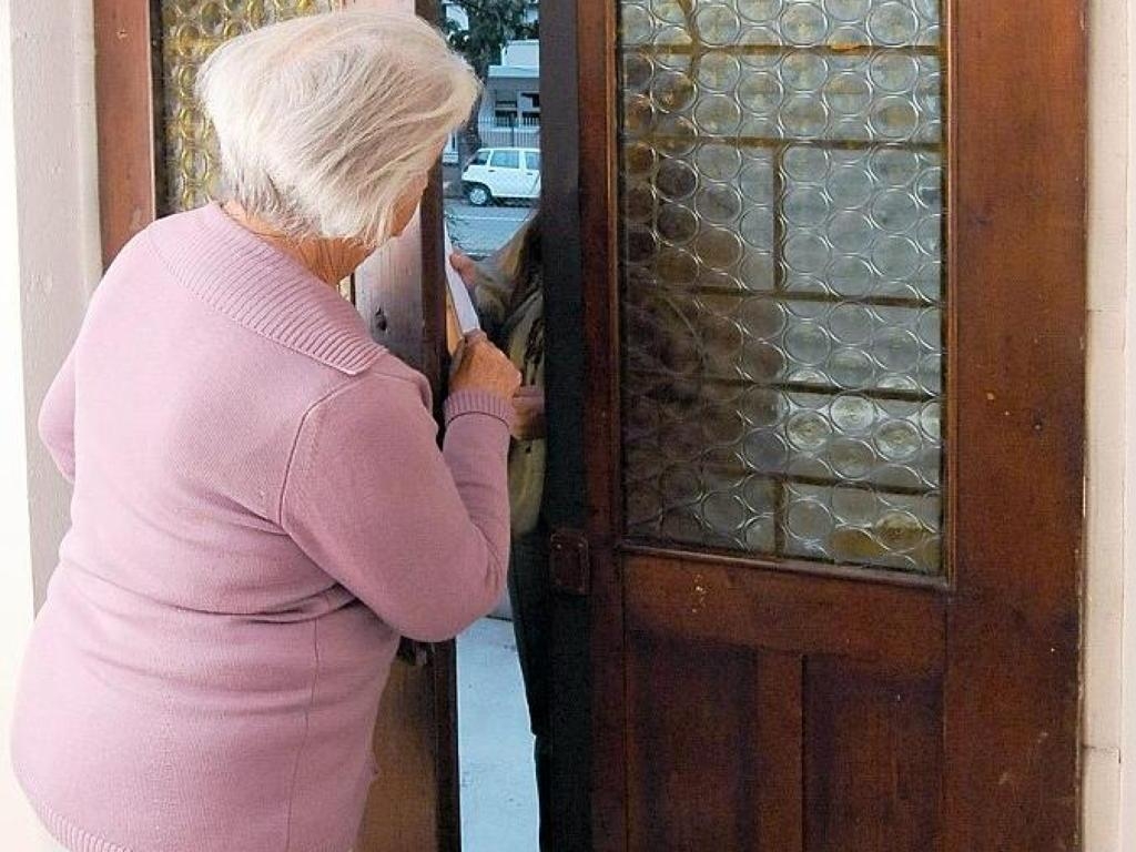 Anziana derubata, intontita con uno spray e minacciata con la pistola