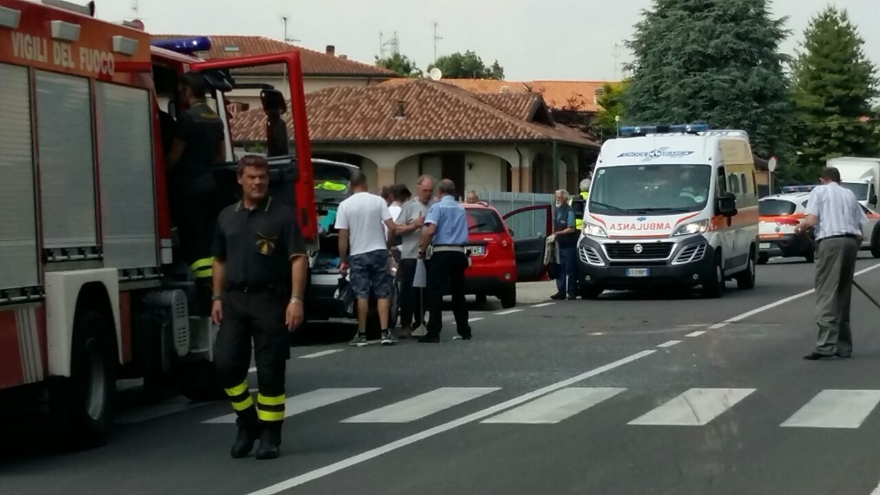 Triuggio, auto si ribalta a Canonica, 73enne miracolata