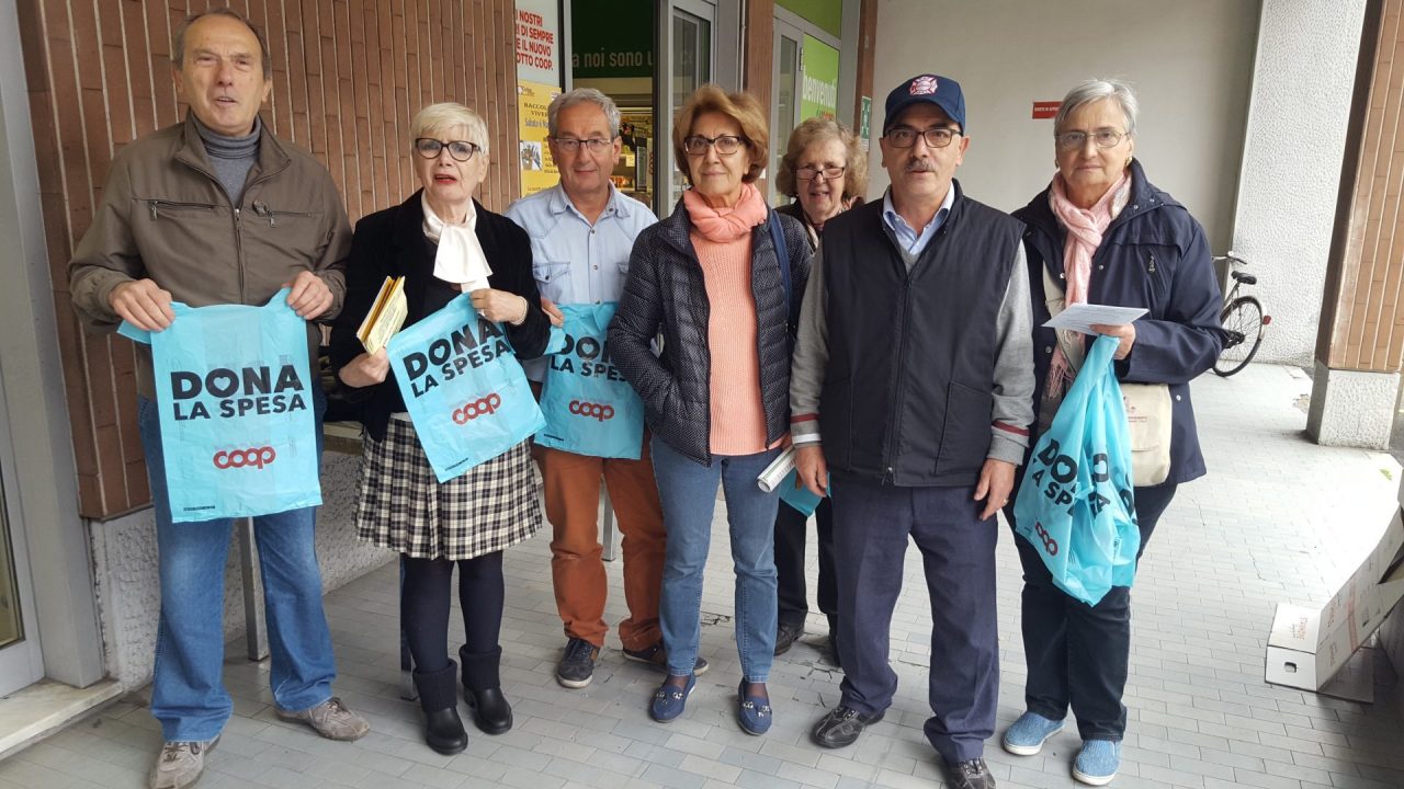 Arcore, la Caritas raccoglie viveri alla Coop