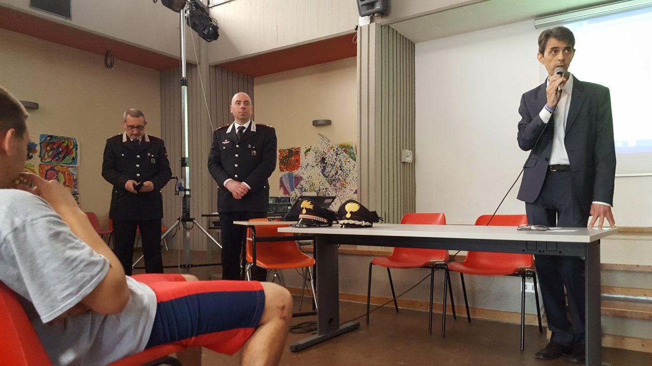 ARCORE, lezione antibullismo con i carabinieri a scuola VIDEO
