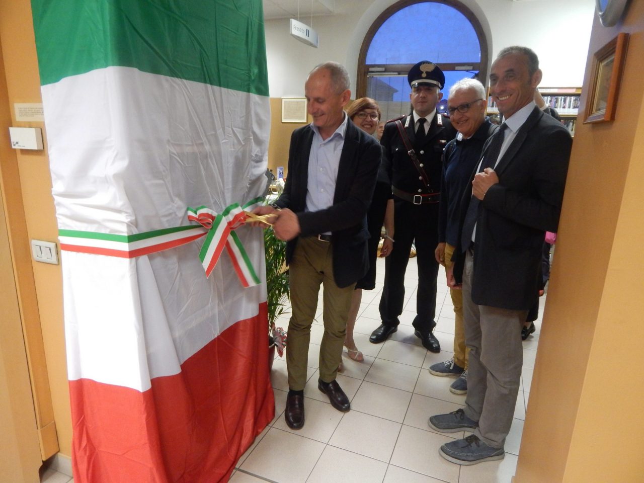 Seveso, inaugurato in biblioteca lo scaffale della legalità