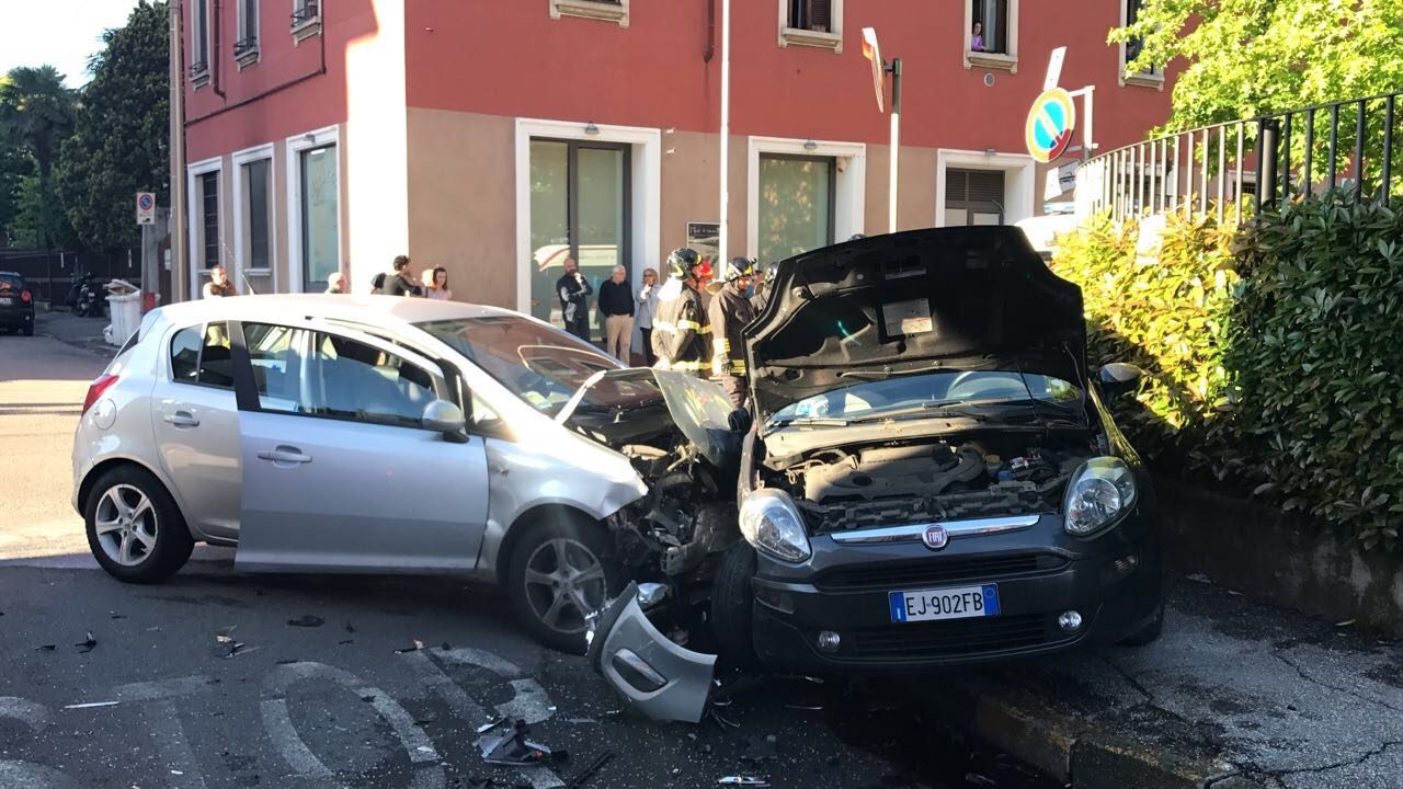 Monza, frontale in via Goldoni