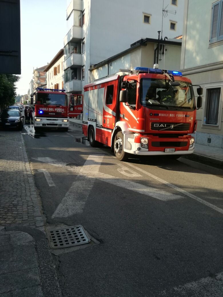 Sovico, fiamme in un cortile