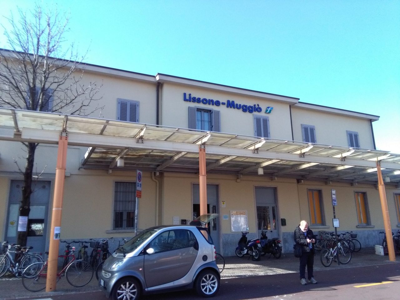 Lissone, si sdraia sui binari: ma era un falso allarme