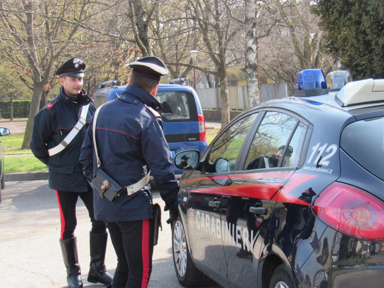 Rubano un cellulare, fermati due 20enni
