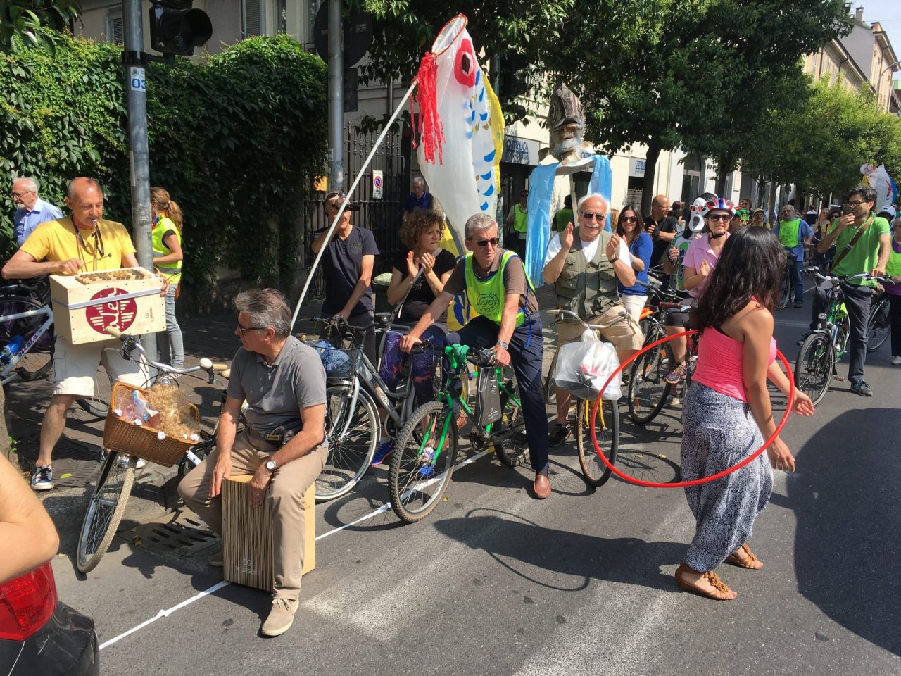 Monza, flash mob delle associazioni per “Una ciclabile fino alla metro!” VIDEO