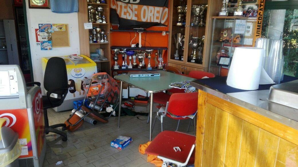 Raid al bar della Vimercatese Oreno: danni per migliaia di euro