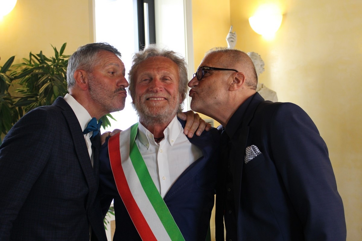 Nozze arcobaleno a Meda, il “sì” di Maurizio e Giorgio