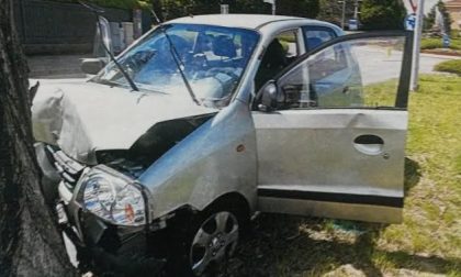 Seregno: dopo lo schianto auto contro un albero