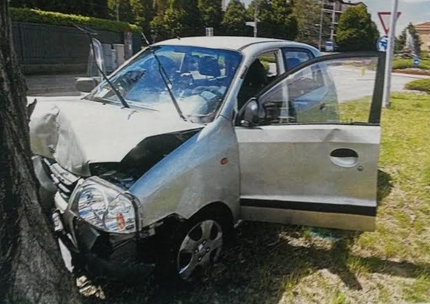 Seregno: dopo lo schianto auto contro un albero