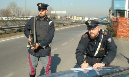 Picchia la moglie italiana che fugge lungo l'autostrada: arrestato tunisino