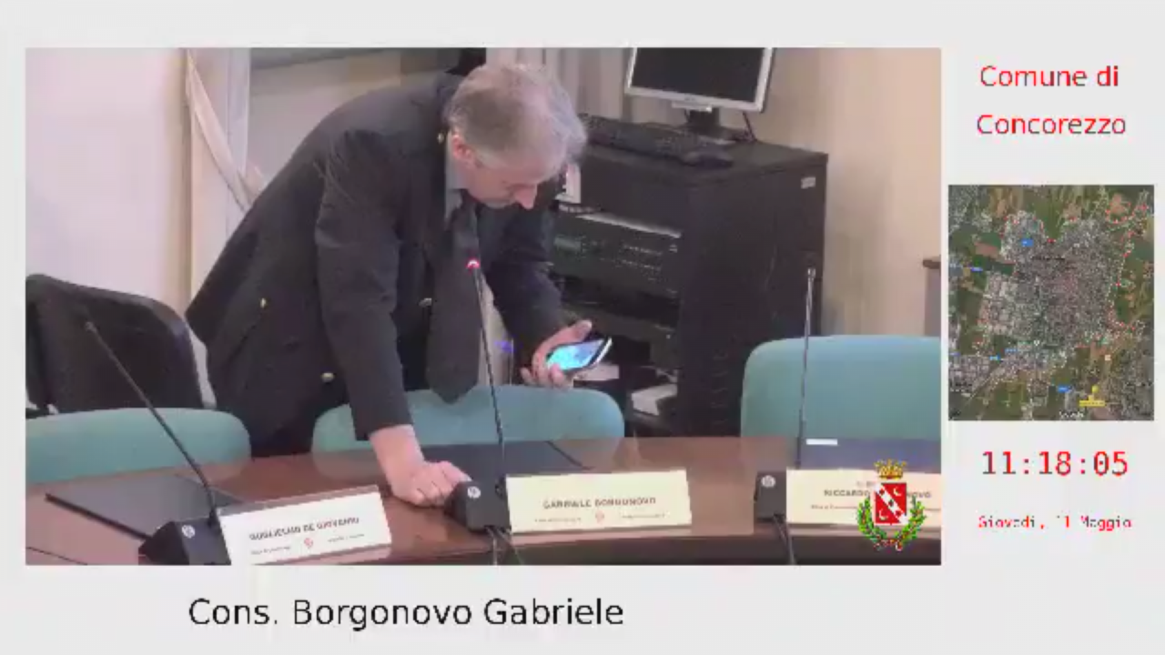 Curioso “fuorionda” del messo comunale alla prova microfoni VIDEO