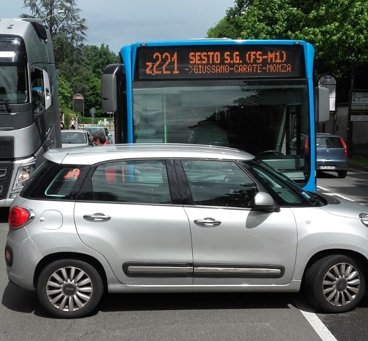 Vedano al Lambro, scontro tra autobus e utilitaria