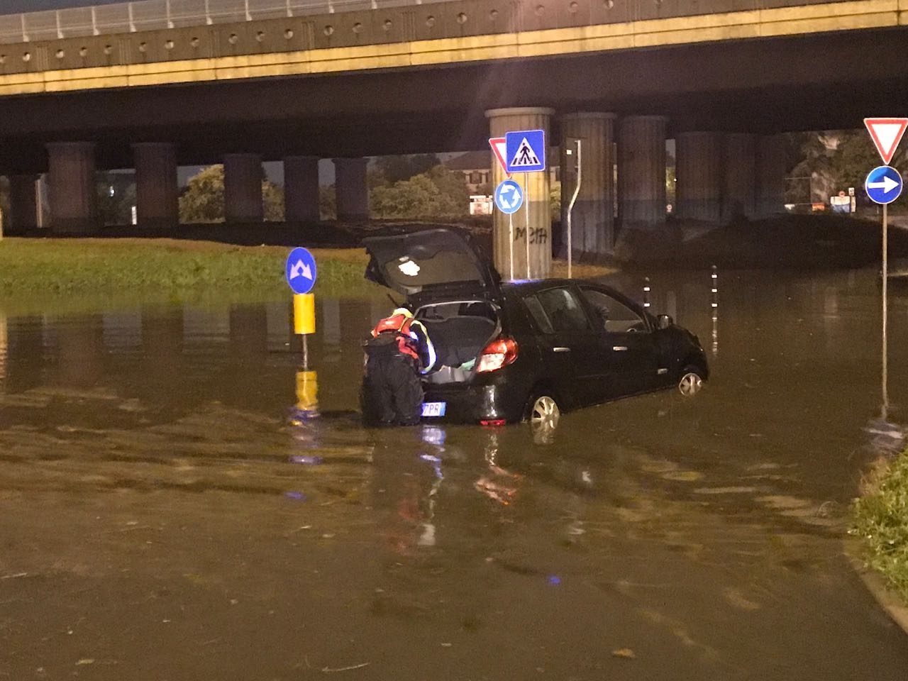 Nubifragio in Brianza: strade allagate, macchine bloccate nell’acqua