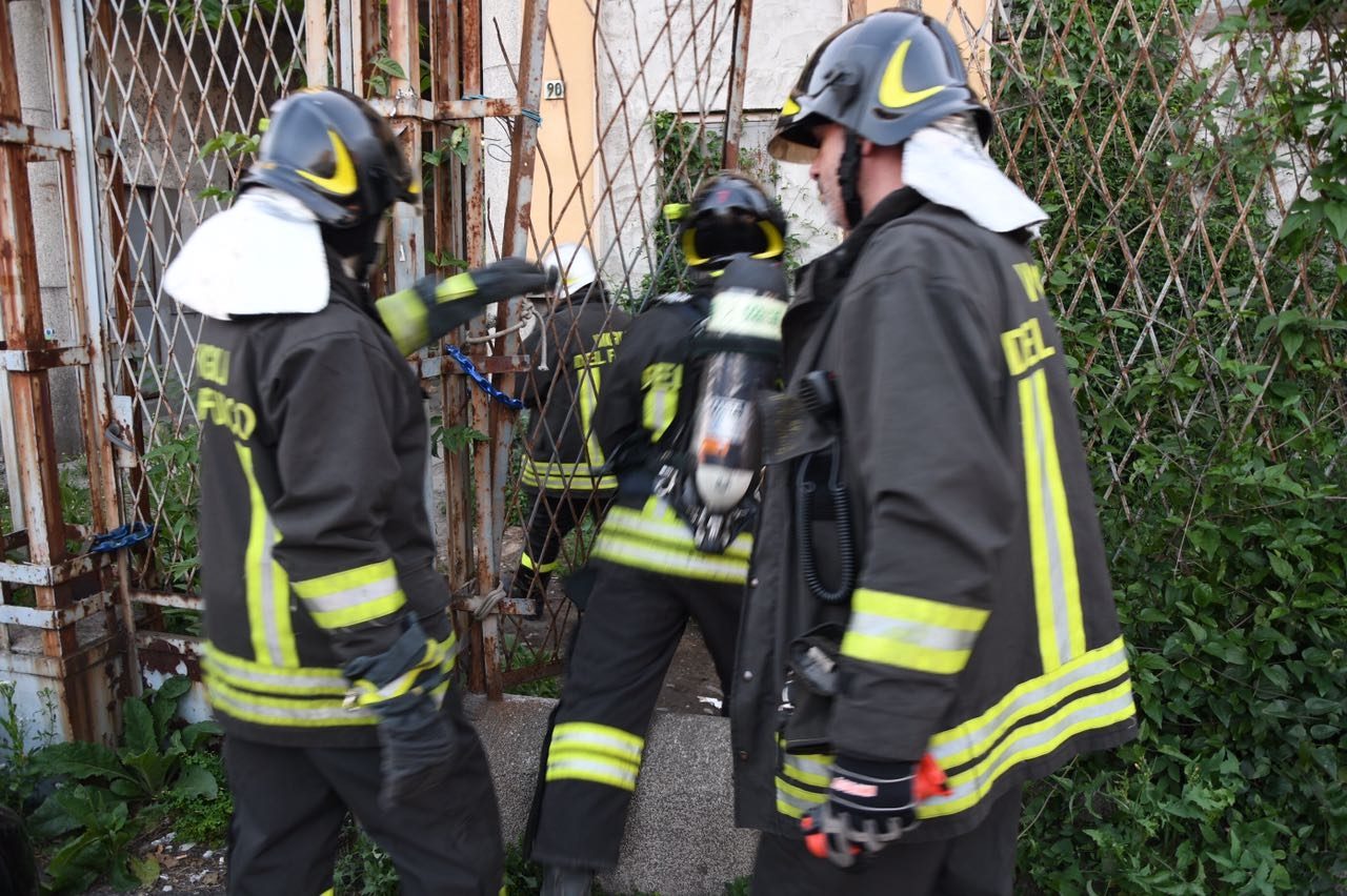 Sembrava un incendio, ma era un barbecue abusivo acceso da un gruppo di rom