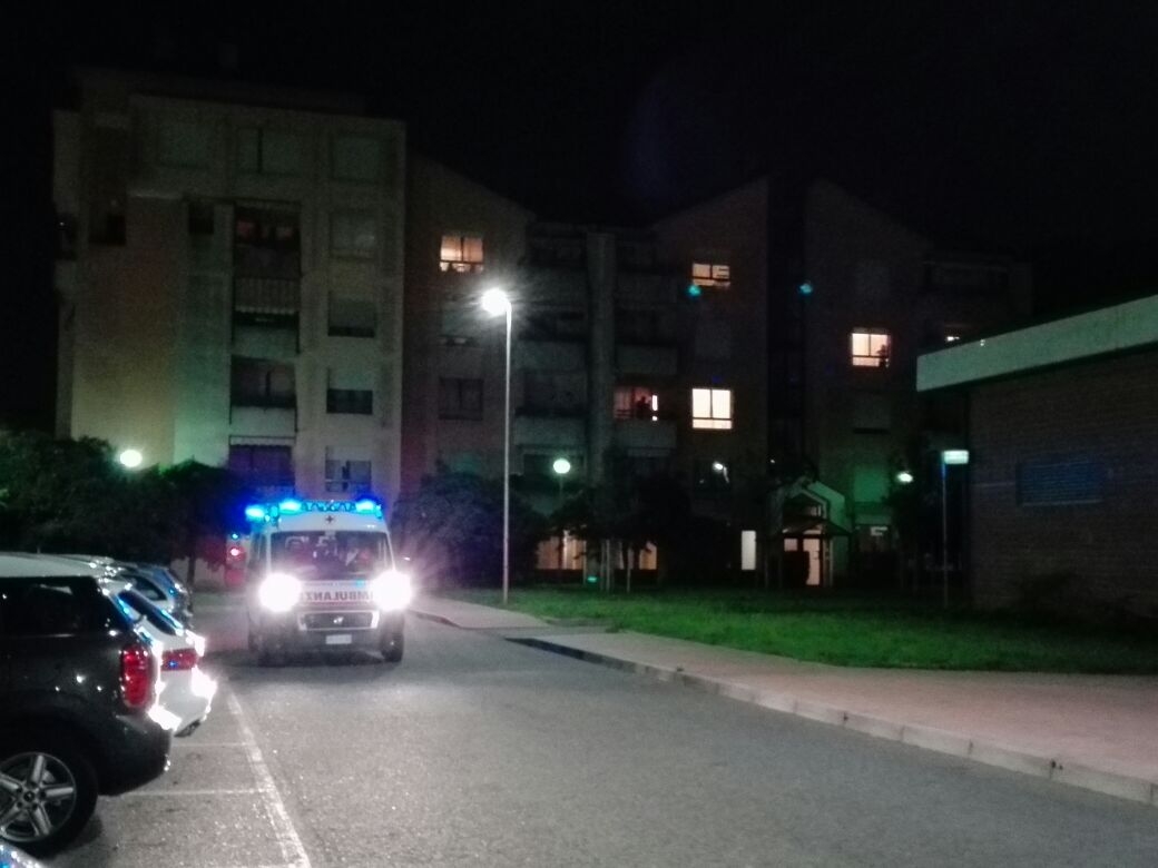 Monza, notti alcoliche nell’aiuola vicino all’Esselunga: arriva l’ambulanza