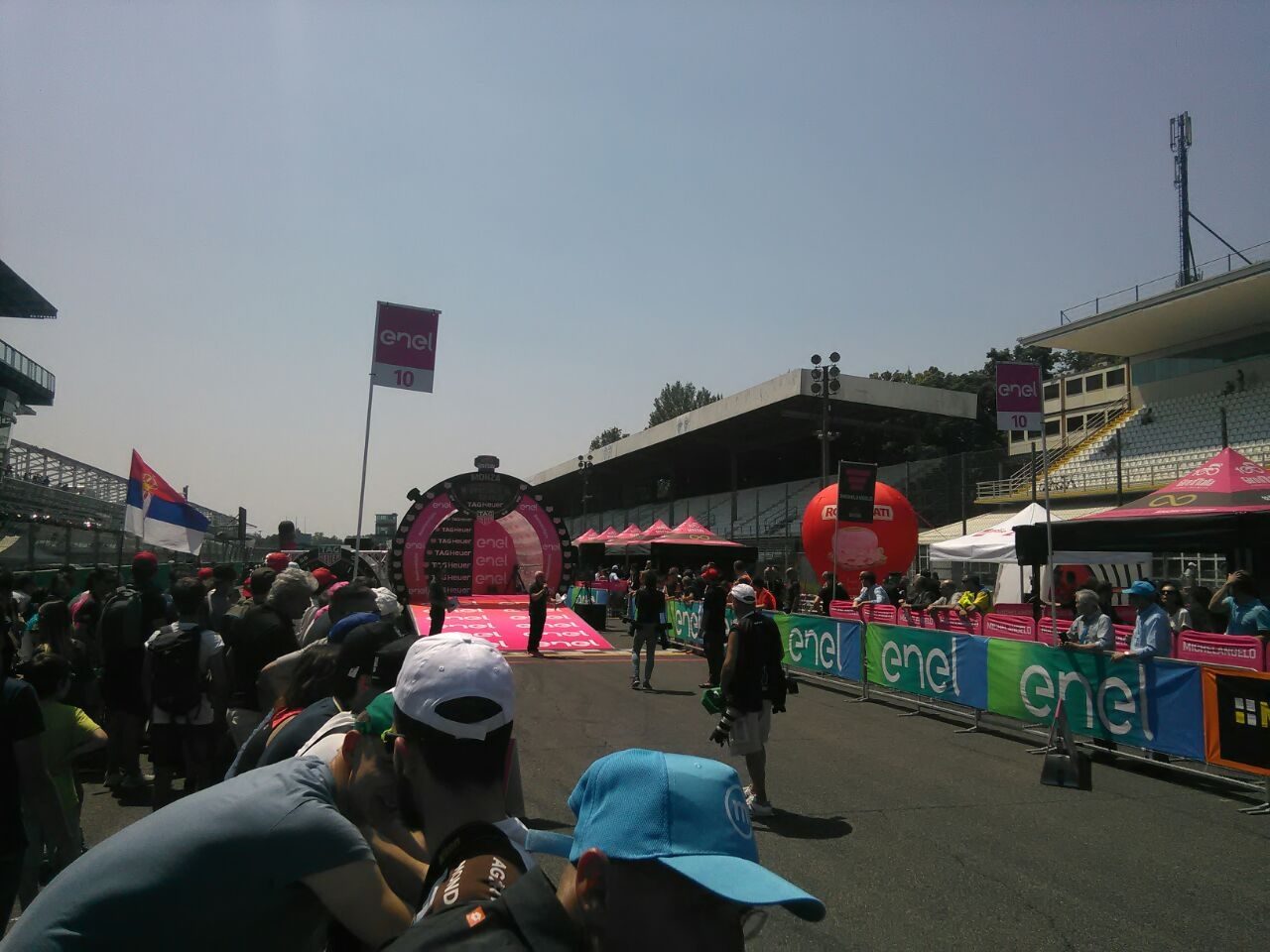 Manca meno di un’ora alla partenza: Autodromo strapieno