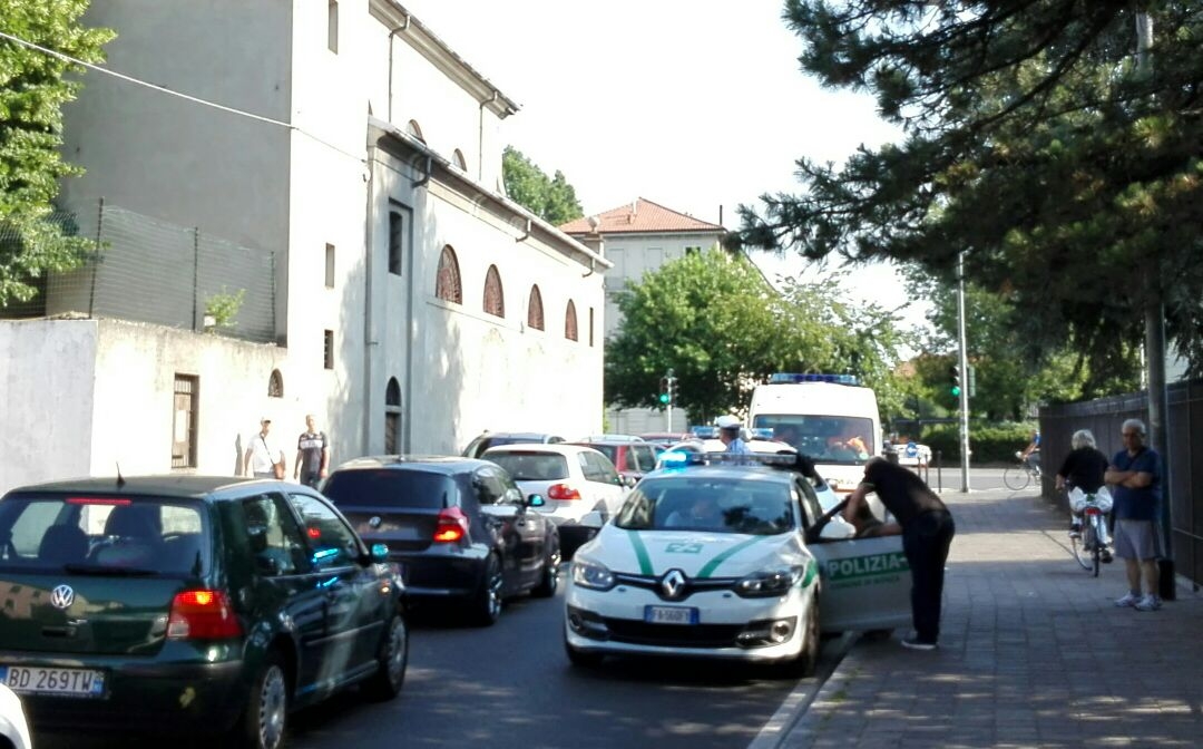 Scontro fra scooter: pirata scappa, ma lascia la borsa