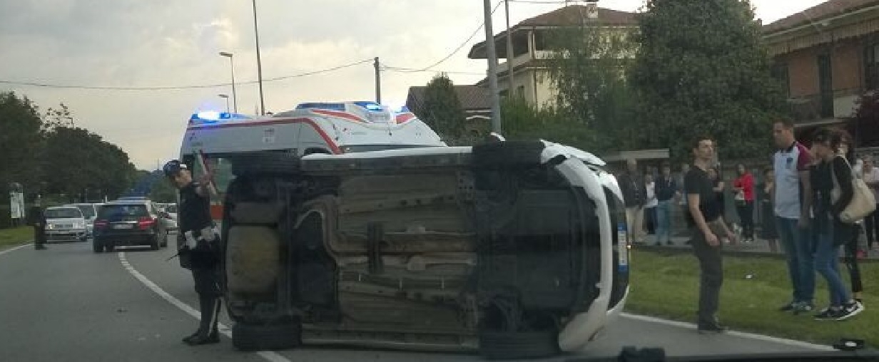 Agrate: scontro, auto si ribalta