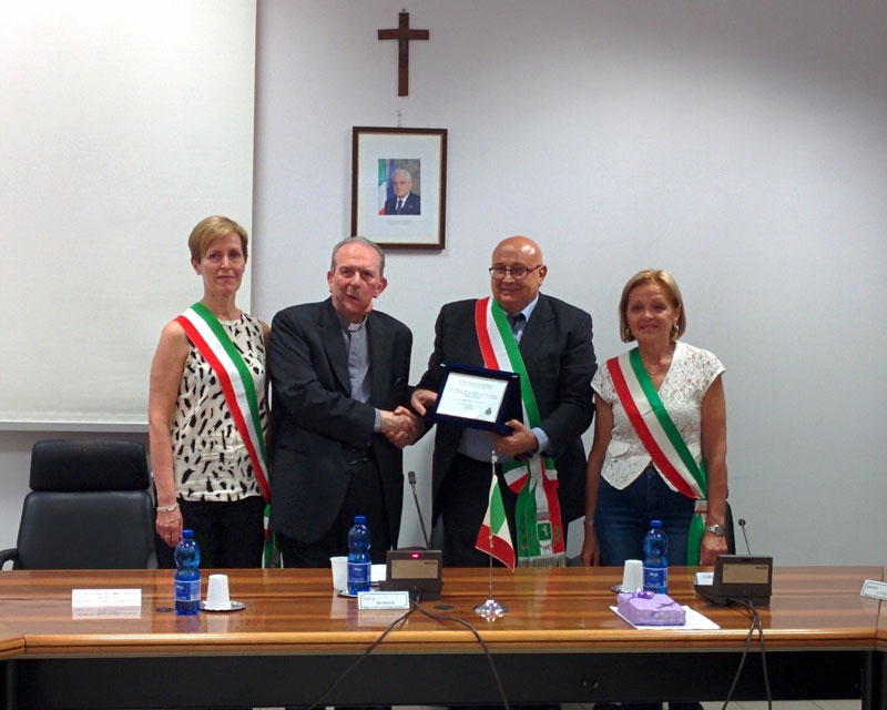 Il comune di Carnate ringrazia il parroco emerito don Giovanni Verderio