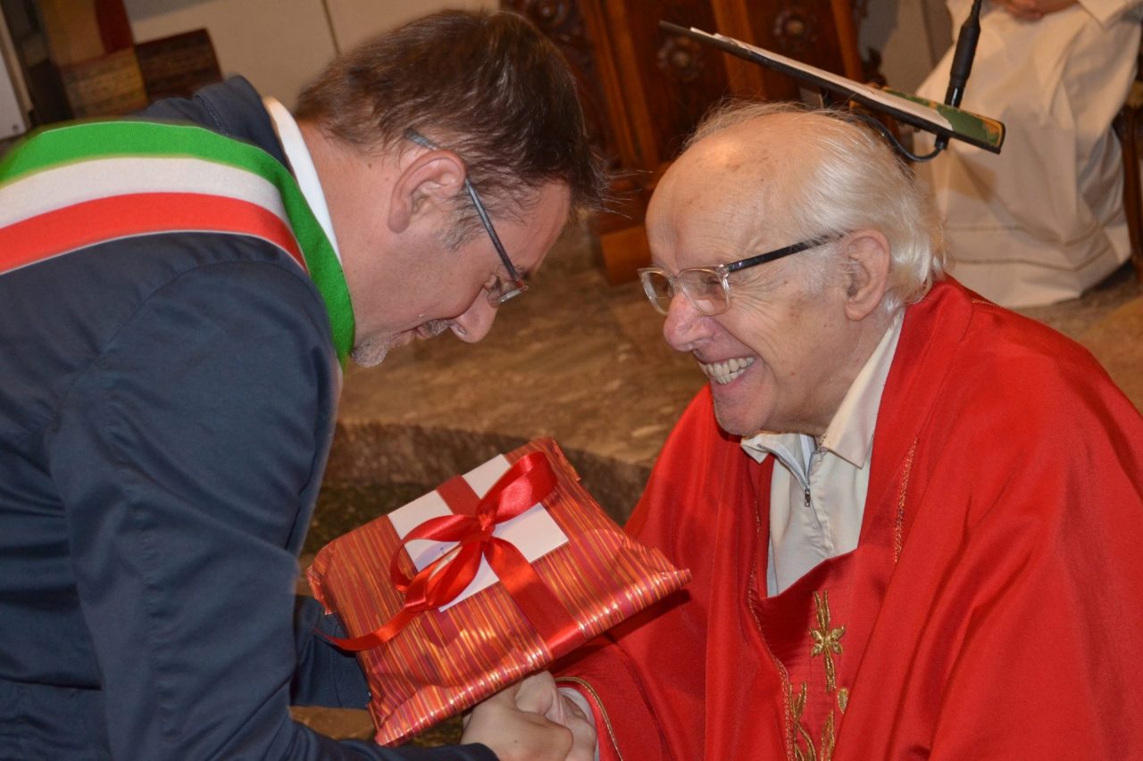 Agrate in lutto per la morte di don Michele Longatti