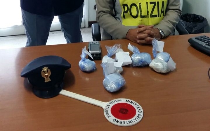 Briosco, auto in panne imbottita di droga