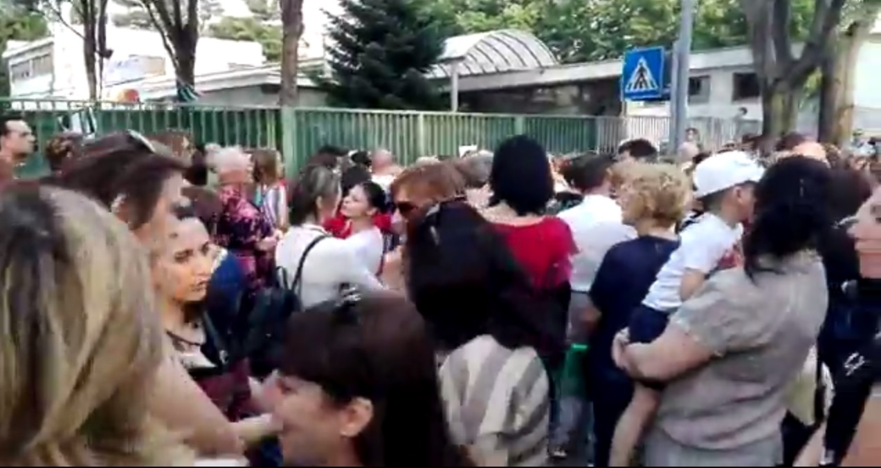 Monza, una folla di genitori fuori dalla scuola VIDEO