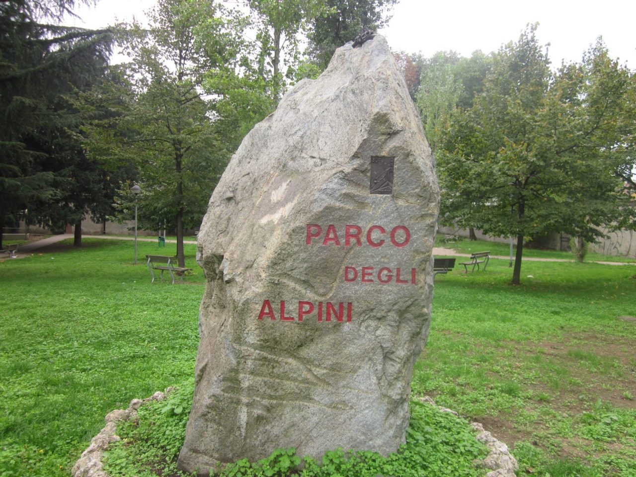 Minacciata al parco degli Alpini di Desio