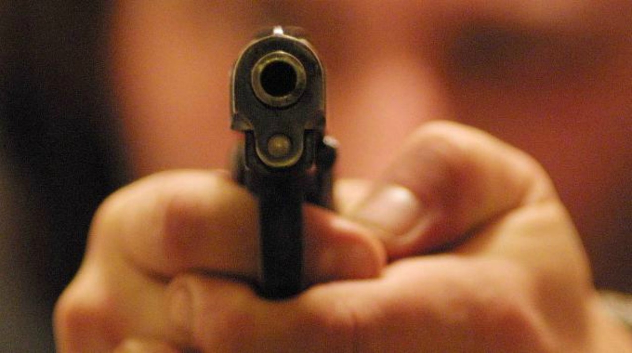 Pistola in faccia e rapinati