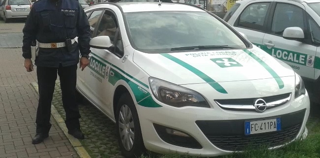 Varedo, provoca tamponamento e poi si infuria