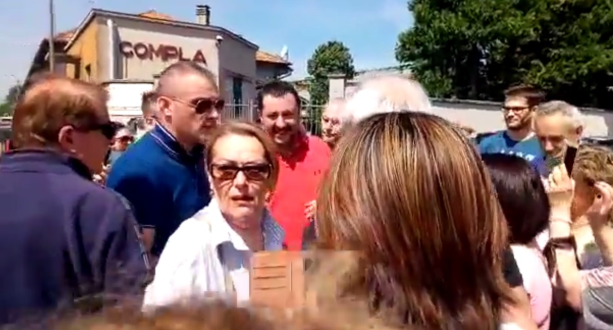 Matteo Salvini volantina per Meroni al mercato di Lissone VIDEO