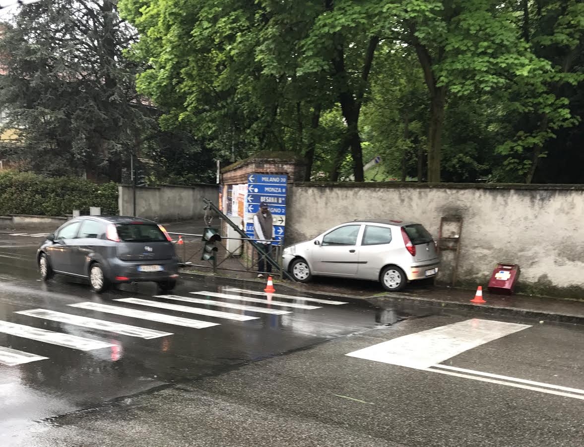 Carate, vola sul marciapiede e abbatte il semaforo