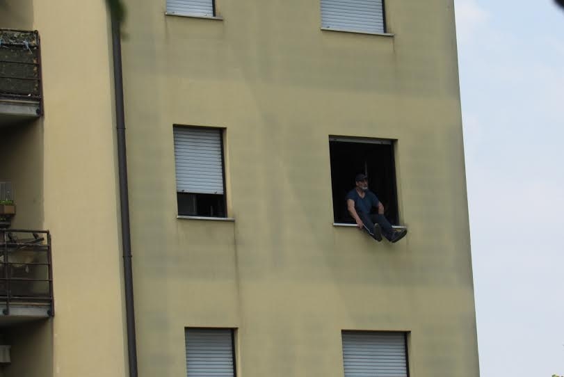 Sfrattato minaccia di far saltare il condominio. FOTO/VIDEO DELLE TRATTATIVE