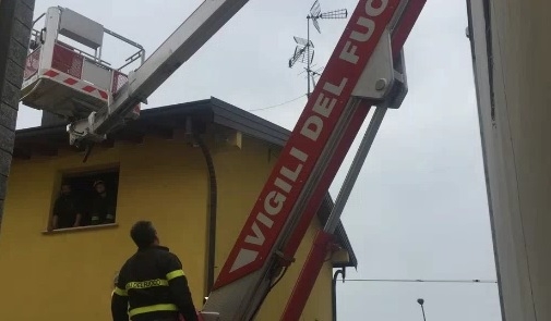 Limbiate, donna obesa sta male, Vigili del fuoco la fanno uscire dalla finestra