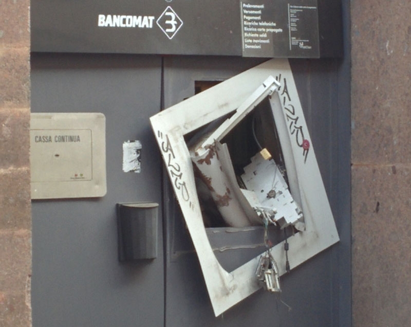 Vimercate: ladri in piazza Roma, esplode bancomat VIDEO
