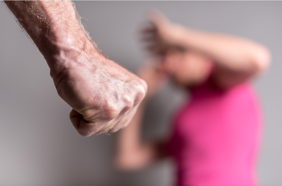 Molestie e violenze, se ne parla all’aperitivo