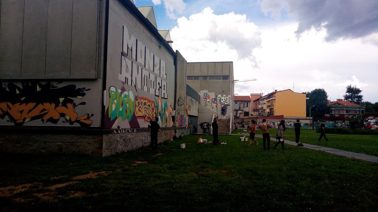 Monza, i writers ridipingono il muro del Nei