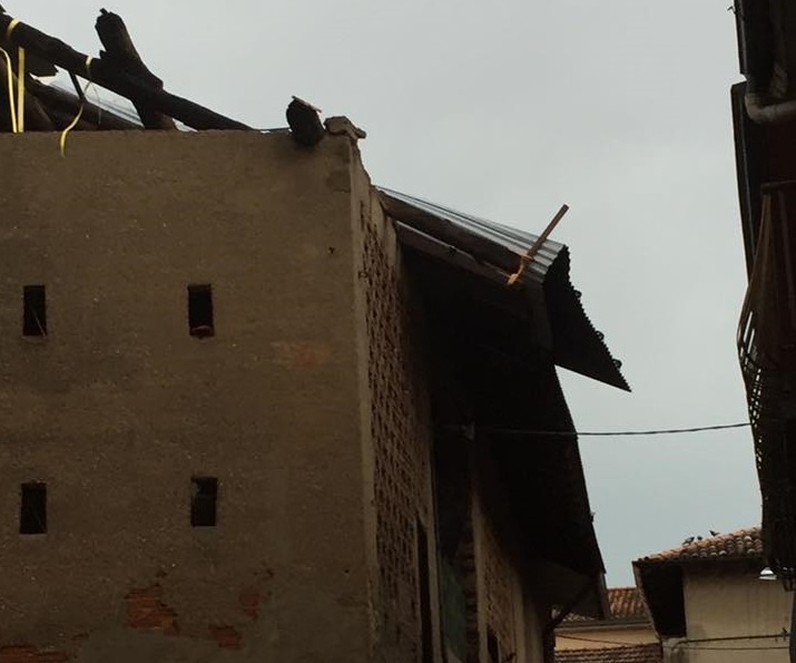 Temporale e fortissime raffiche di vento a Roncello: tetti scoperchiati