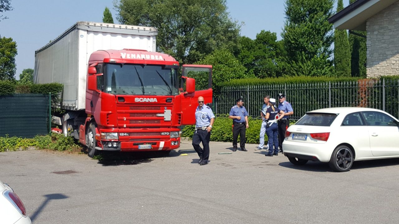 CAMPARADA: travolge con il tir la recinzione di una villetta