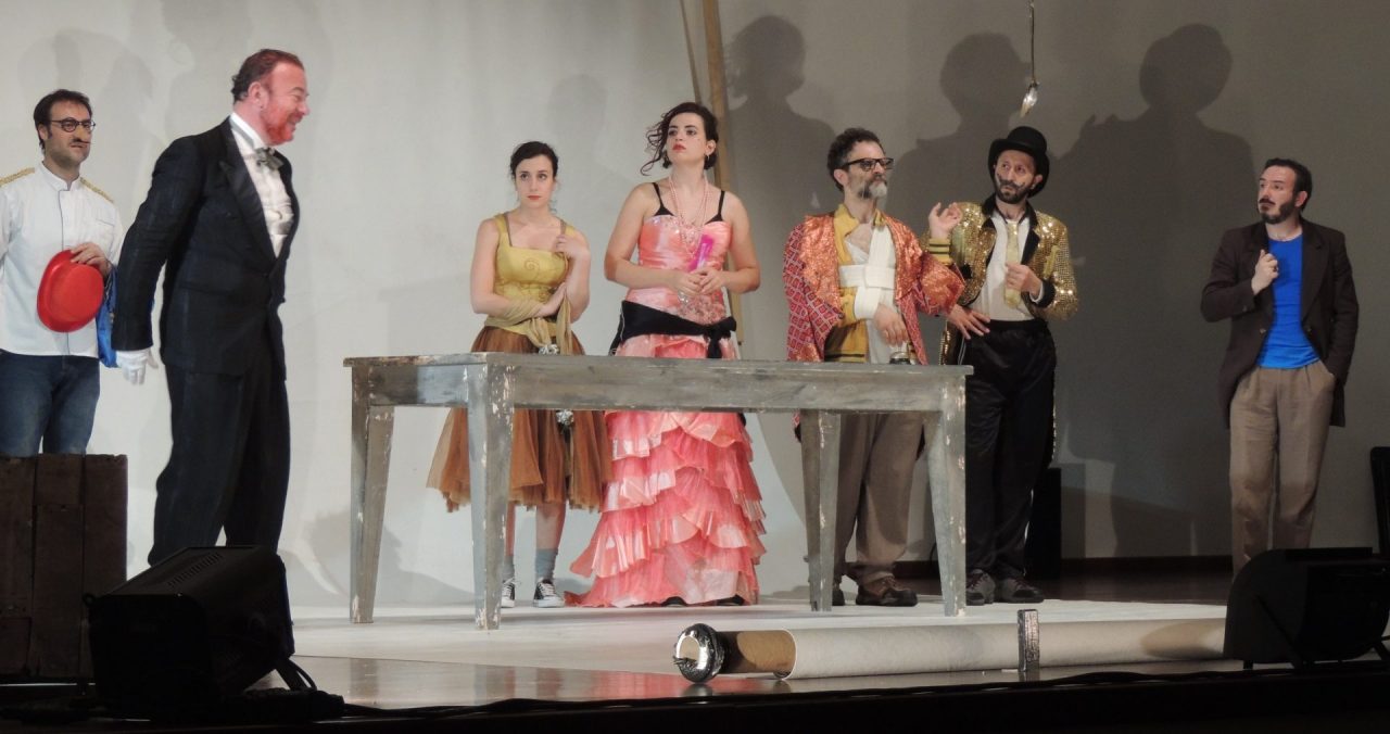 Vimercate Festival: salta la luce, gli attori recitano con le torce VIDEO