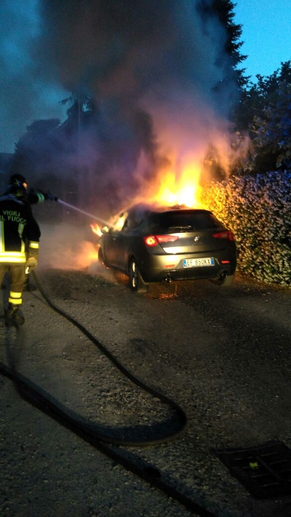 Auto incendiate a Giussano e Carate