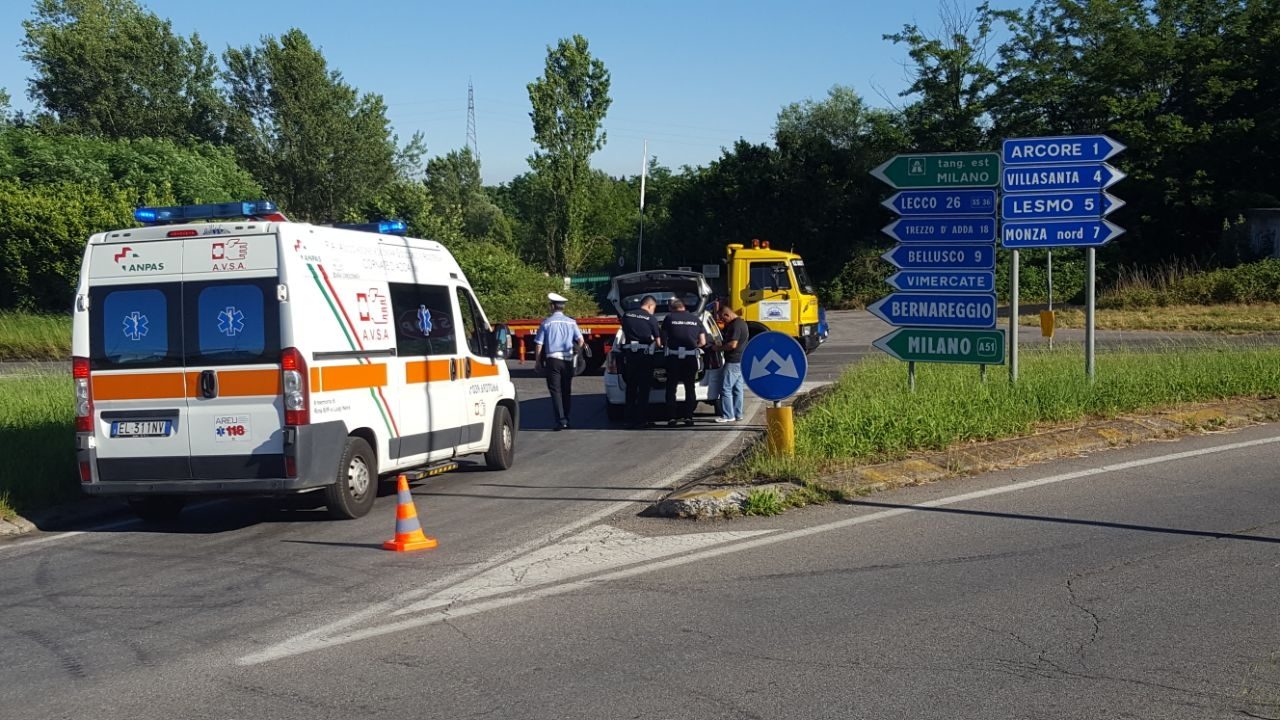 Usmate: ciclista investito da un camion, 18enne in gravi condizioni
