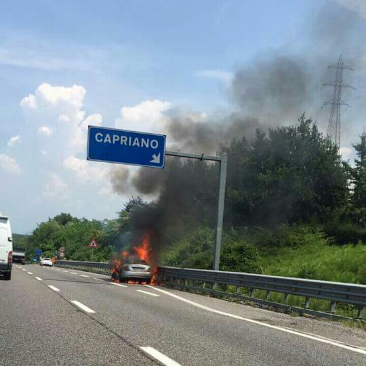 Briosco, auto in fiamme sulla Valassina