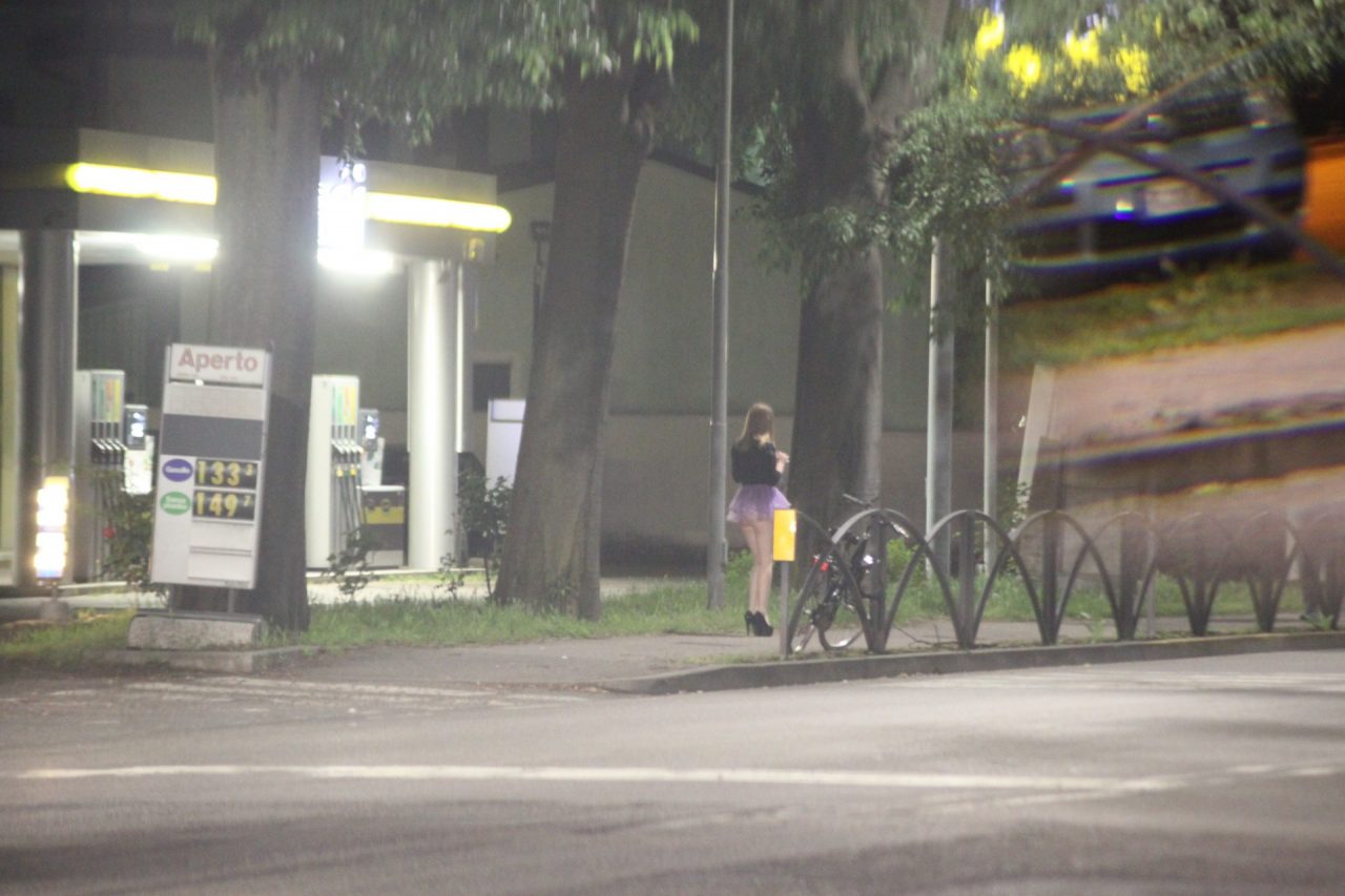 Monza, poliziotto fuori servizio scaccia le prostitute