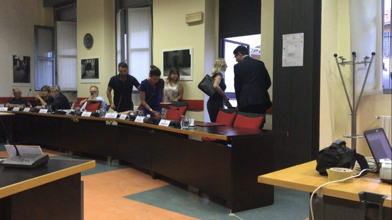 Vimercate: l’assessore non si scusa. Le opposizioni se ne vanno VIDEO