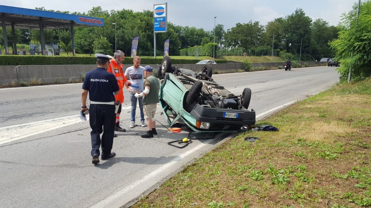 Concorezzo: auto con due anziani si ribalta VIDEO